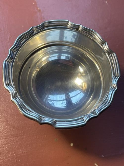 Hallmarked sterling silver bowl by Walker & Hall, Sheffield 1955, 70 grams