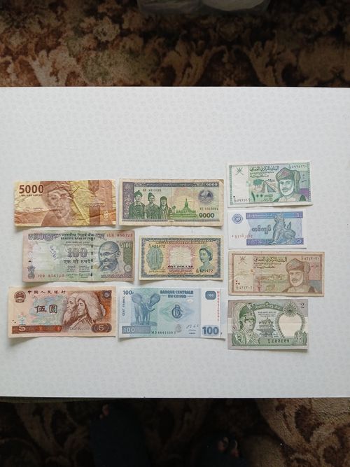 Collection of 80 x Worldwide Banknotes - All Different ( LOT E25 ) — image 6