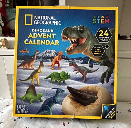 National Geographic STEM Dinosaur Advent Calendar 24 Figures with T. Rex Tooth