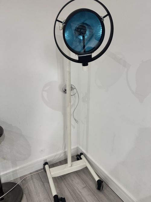 Brandon Medical surgical light, Floor Standing. — image 1