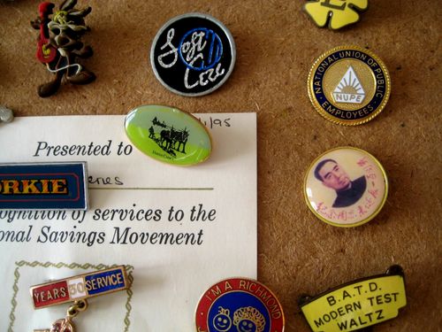 COLLECTION MIXTURE VINTAGE METAL ENAMEL & ACRYLIC JOB LOT PIN BADGES ALL SORTS — image 7