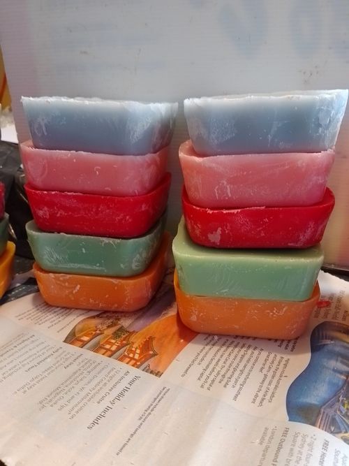 Scrap Candle Wax. 8 KG... DARK Colours and most lightly scented — image 5