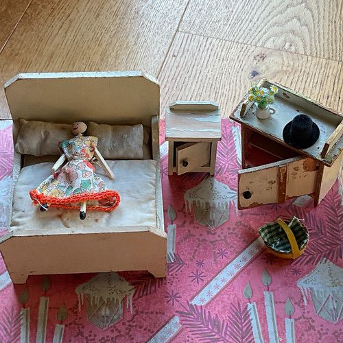 Vintage 1:12 Dolls House Bedroom Shabby Painted, Bed, Cabinet, Table, doll, etc