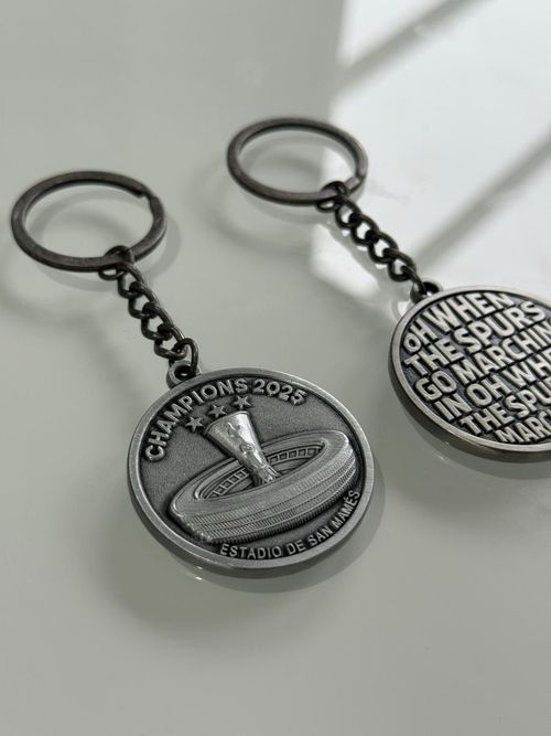 TOTTENHAM HOTSPUR UEFA CUP WINNERS DOUBLE SIDED KEYRING 40mm  — image 7