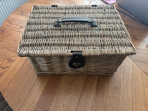 M&S WICKER HAMPER BASKET - MAKE YOU OWN GIFT - MEDIUM SIZE - USED ONCE - VGC