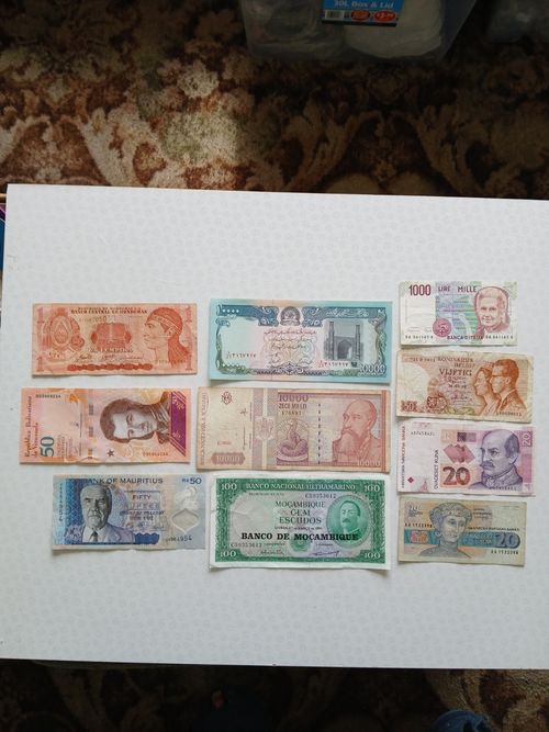 Collection of 80 x Worldwide Banknotes - All Different ( LOT E25 ) — image 1