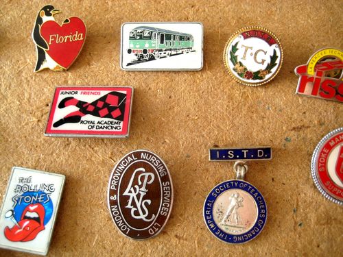 COLLECTION MIXTURE VINTAGE METAL ENAMEL & ACRYLIC JOB LOT PIN BADGES ALL SORTS — image 3