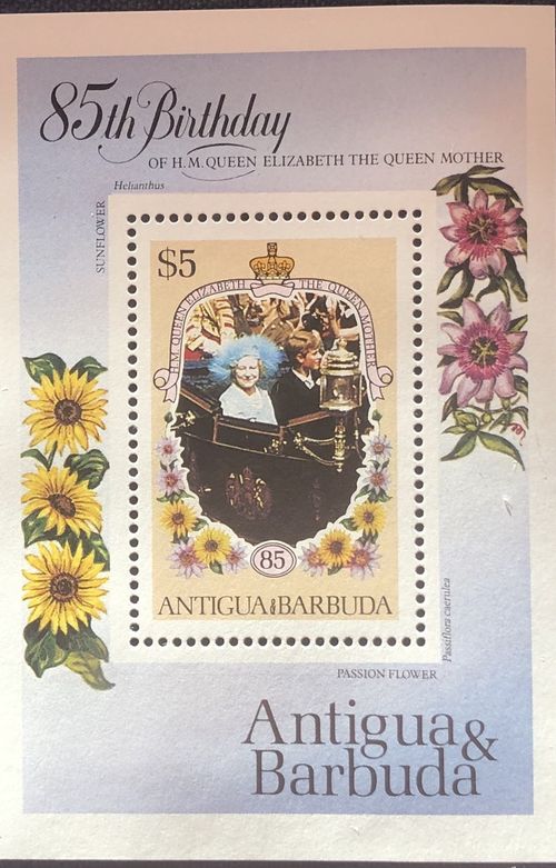 QUEEN MOTHER  -- STAMPS --   LIFE AND TIMES. --  PLUS THREE  MINI SHEETS — image 12