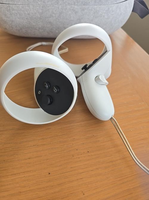 Meta Oculus Quest 2 256GB +Controllers+ Elite Strap With Battery + Official Case — image 3