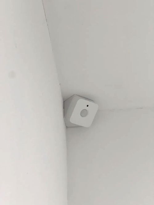 Philips Hue Motion Sensor Angle Corner Mount – Fixed 90° Wall Bracket Mount — image 1