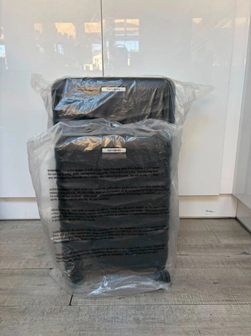 Large + Cabin Samsonite Suitcase with TSA Lock & Expandable Capacity - Blk