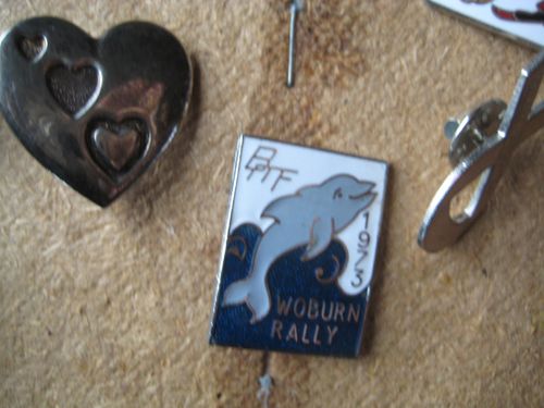 COLLECTION MIXTURE VINTAGE METAL ENAMEL & ACRYLIC JOB LOT PIN BADGES ALL SORTS — image 8