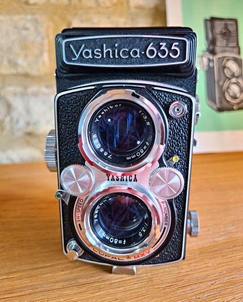 Yashica-635 Twin Lens Reflex TLR 120 Film Camera. 80mm F3.5 Yashikor Lens & Case — image 1