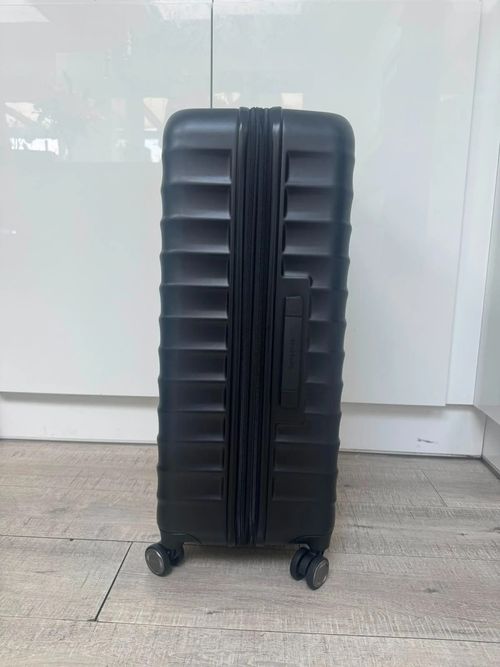 Large + Cabin Samsonite Suitcase with TSA Lock & Expandable Capacity - Blk — image 5