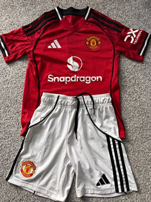 Manchester United kids Football Kit Age 9-10 in very Condition Check my page  