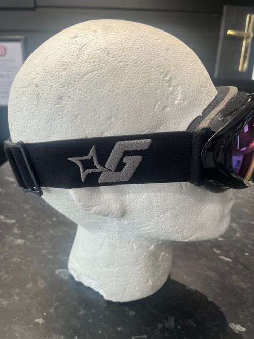 black frame ski/snowboarding goggles new with tags good condition — image 3