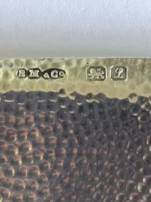 ARTS & CRAFTS SAMPSON MORDAN SLIM SILVER GILT HAMMERED CARD CASE CHESTER 1911