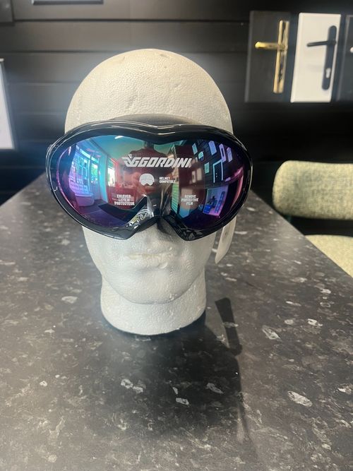 black frame ski/snowboarding goggles new with tags good condition — image 1
