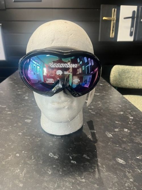 black frame ski/snowboarding goggles new with tags good condition
