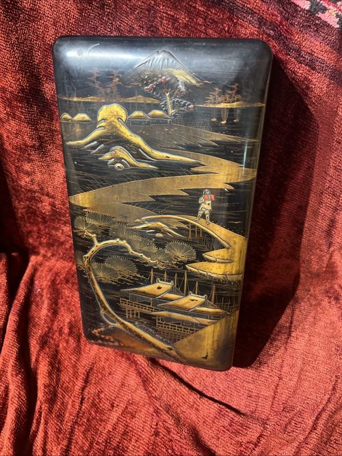 Fantastic Japanese Lacquer Box With Mount Fuji   — image 1