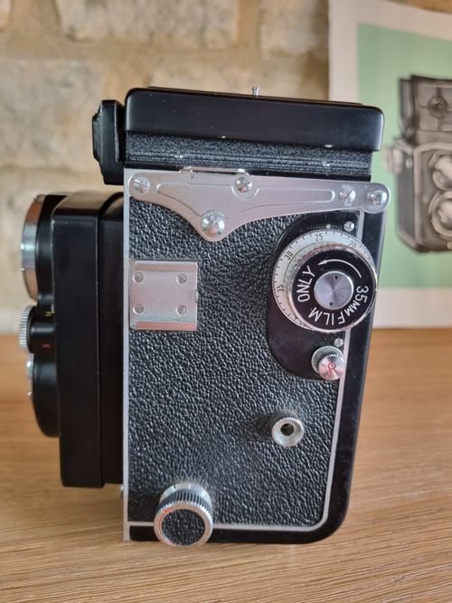 Yashica-635 Twin Lens Reflex TLR 120 Film Camera. 80mm F3.5 Yashikor Lens & Case — image 3