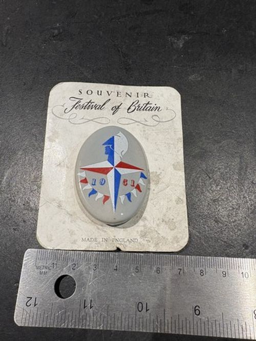 FESTIVAL OF BRITAIN Large UNUSUAL Rare Pottery Ceramic BADGE 1951 Original Card