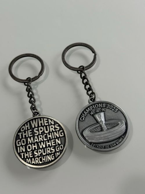 TOTTENHAM HOTSPUR UEFA CUP WINNERS DOUBLE SIDED KEYRING 40mm  — image 2