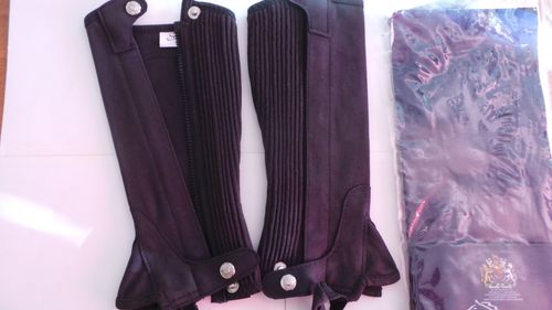 OPENED BUT UNUSED SHIRES SYNTHETIC HALF CHAPS BLACK MEDIUM — image 3