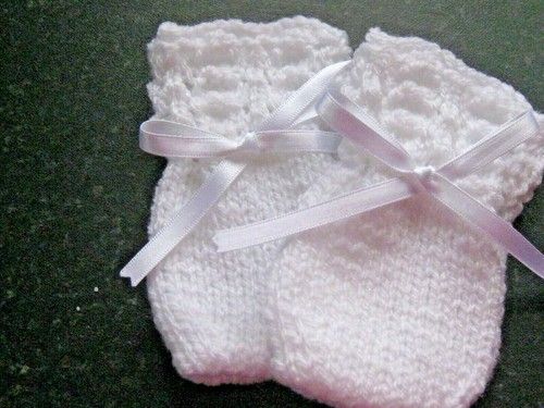 LOVELY HAND KNITTED BABY MITTENS IN WHITE SIZE 0-3 MONTHS (6)
