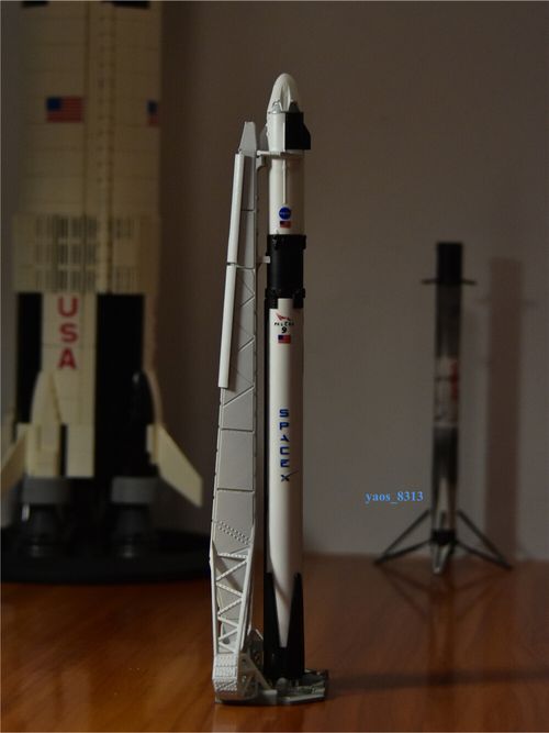 1:233 Scale SpaceX Model Falcon 9 Dragon Aerospace with Launch Tower — image 3