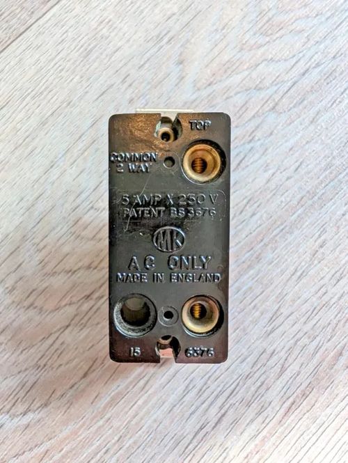 2 x MK Grid Switch  - 5a One Way Old Style Grid Toggle Switch  Used RARE — image 3