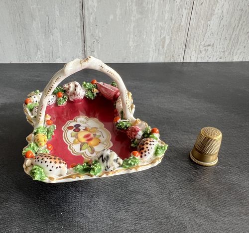 Chamberlain’s Worcester Miniature Basket Containing Seashell Shells C 1820 — image 5