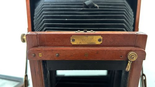 Victo Folding Field Camera 1910 Vintage + Lens + 3x plate holders, no lens board — image 2