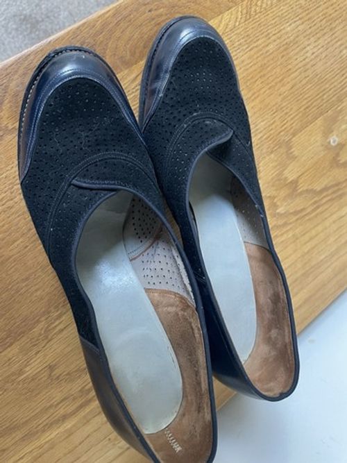 Genuine 1940s Vintage Court Shoes In Navy Suede And Leather Size 5