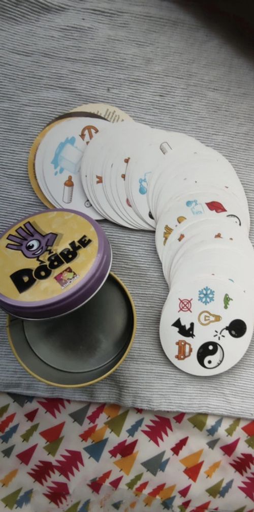 Asmodee | Dobble | Card Game | Ages 6+ | 2-8 Players |15 Minutes Playing Time UK — image 4
