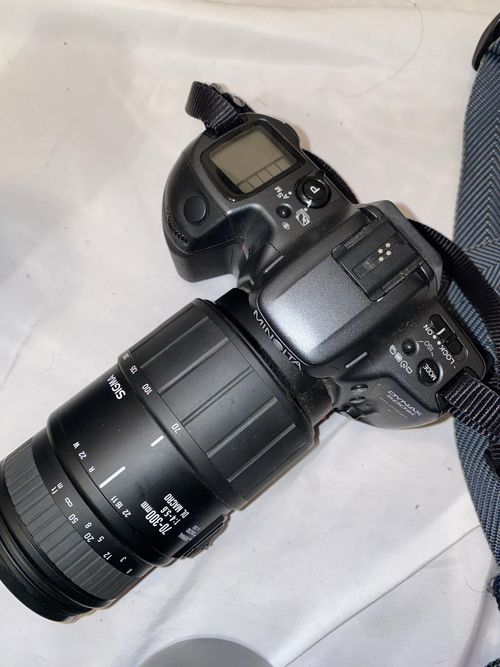 Minolta Dynax 500si Super Black 35mm SLR w/ Sigma 70-300mm Lens & Flash — image 3
