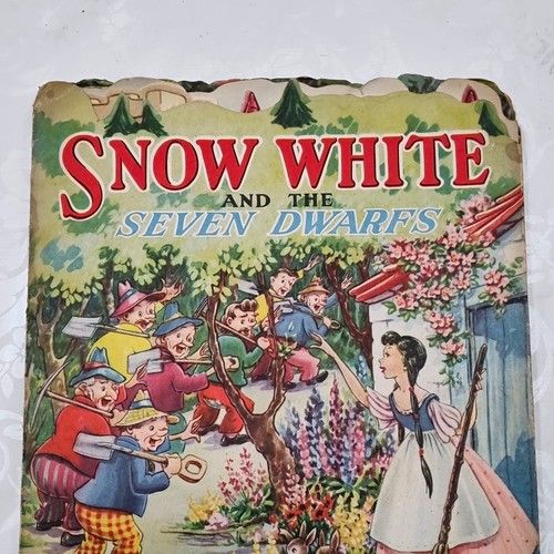 Disney Snow White and the Seven Dwarfs Story Book (Contemporary)