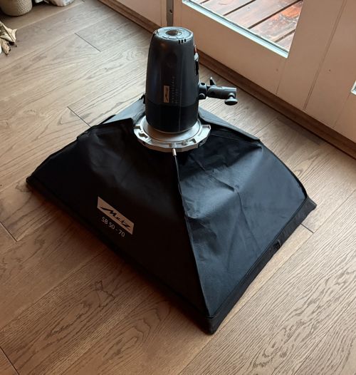 Metz Mecastudio BL-200 Studio Flash w/ SB 50 - 70 Softbox — image 1