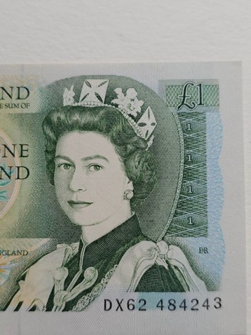 Bank of England One Pound Note Featuring Queen Elizabeth II and Sir Isaac Newton
