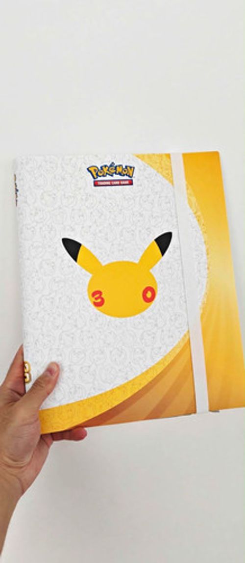 Pokémon 30th Celebration Pikachu Pokémon TCG Album Card Binder White/Gold