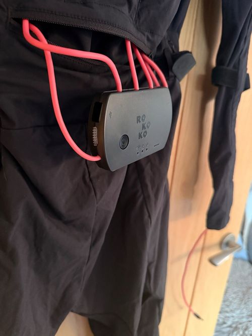 Rokoko Smart suit pro 2  (size M) + Smart gloves  USED ONCE  — image 6