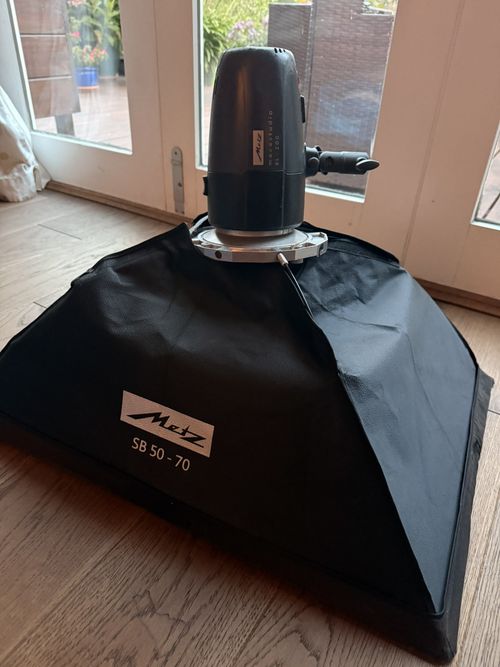 Metz Mecastudio BL-200 Studio Flash w/ SB 50 - 70 Softbox — image 2