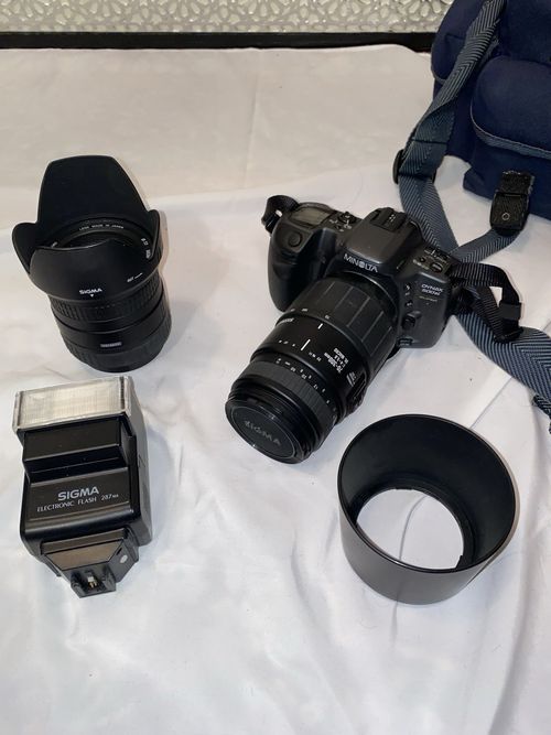 Minolta Dynax 500si Super Black 35mm SLR w/ Sigma 70-300mm Lens & Flash — image 1