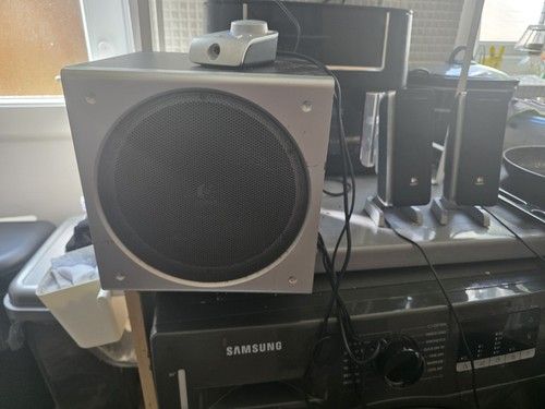 Logitech Z-2300 2.1 L+R and Subwoofer Speaker System 200W THX certification