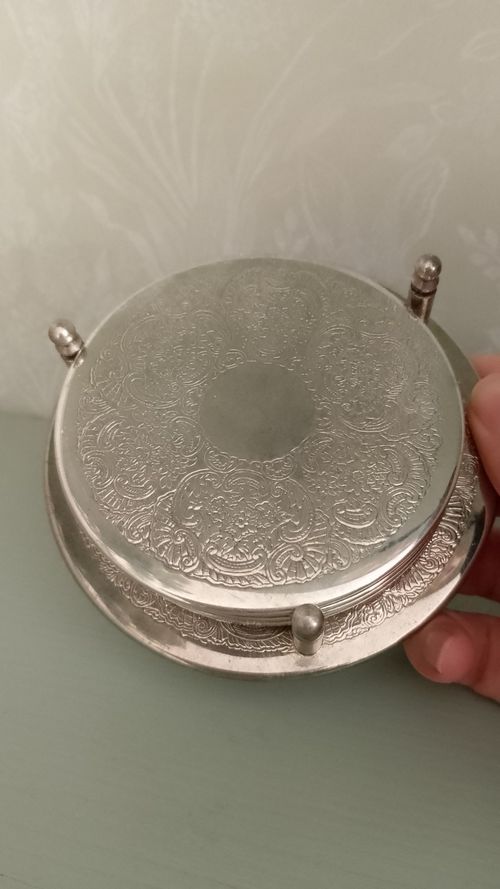Elegant silver plated drinks coasters set of 4 with holder embossed filigree — image 4