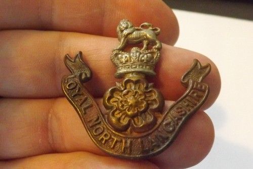 MILITARY BADGE LOYAL NORTH LANCASHIRE REGIMENT 4CM X 4CM (5526)