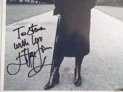 SIR ELTON JOHN AUTOGRAPHED 10 X 8 PHOTOGRAPH. — image 2