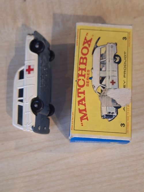 Vintage Matchbox Lesney No.3 Mercedes Binz Ambulance Boxed W/ Stretcher — image 7
