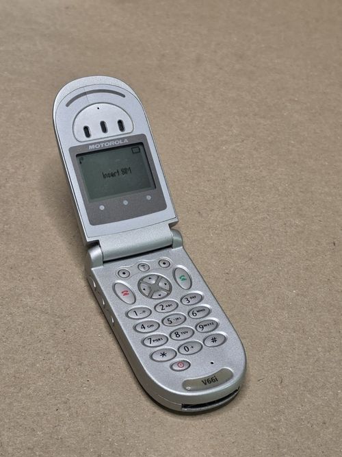 Motorola V66i Boxed Flip Mobile Phone Vintage Retro Collectable & Charger — image 3