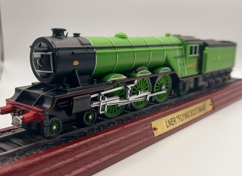 LNER FLYING SCOTSMAN Steam Locomotive Train Model Railway Display Model — image 1
